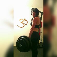 image of Florina doing a 100kg deadlift